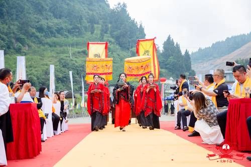 父傳子酒業(yè)習水二郎萬噸制曲廠正式投產(chǎn)暨祈福大典