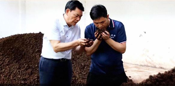 相遇小雪 ，父?jìng)髯泳茦I(yè)的“釀酒大師”以五谷精華與四季靈韻融合一體